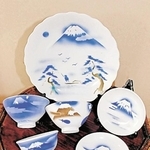 統制番号入りの食器の数々。中央奥の皿の裏面（写真左）には岐阜県内で製造されたことを示す「岐９３５」の記号がある