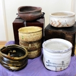 織部焼の沓（くつ）茶碗（前列左）や、備前、志野の茶碗など。いずれも「桃山くらいはある」と言われて買った。真偽は不明である