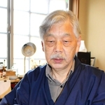 茶道具修理のプロ、岩間貴昭さんと赤楽、黒楽茶碗を呼び継ぎし、鎹直しを施した茶碗＝大阪府池田市