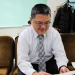 筆者が持参した動物の骨を鑑定する落合淳思さん＝２０１６年１月、京都市北区の立命館大学