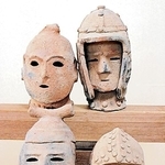筆者が初めて購入した武人の埴輪（右上）と、その後に集めた埴輪。４点とも出土地などは分からない
