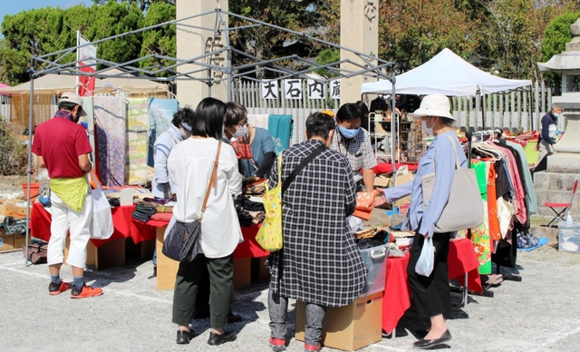 大石神社で毎月開かれる赤穂骨董市＝赤穂市上仮谷