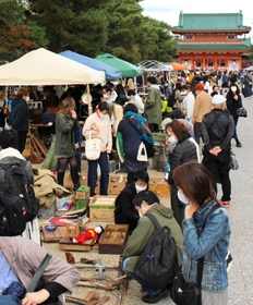 「骨董市」入門で筆者が今、一押しの「平安蚤の市」。２０１９年春にスタートし、売り手も客も若い人が目立つ＝２１年１１月、京都市左京区の岡崎公園