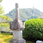 新温泉町の玉田禅寺の宝篋印塔。右側の石柱には「施主　細身良」の名がある