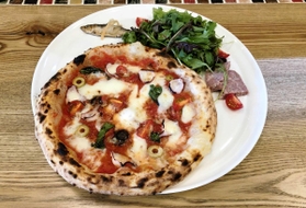 ピザアキラッチの焼きたてピザランチ