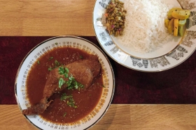 チーニーカリーのチキンレッグ１本カレー