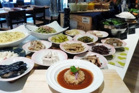 ｉｔｓｕ葉（いつば）の海老とサーモンのハンバーグ　フロマージュブランのアメリケーヌソース