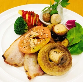 マッシュルームトーキョー姫路のジャンボマッシュルームと自家製ベーコンのグリル