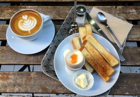 ＲＯＵＮＤ　ＰＯＩＮＴ　ＣＡＦＥのカフェラテとウフ　アラ　コック