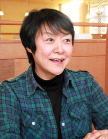 「食べ歩きはライフワーク。ライター仲間の岩佐さんとは同い年で、海外へ一緒に行くことも」と話す伊達尚江さん＝神戸市長田区