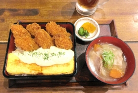 牡蠣フライとだし巻き卵の重定食