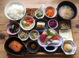 刺し身と１２種ほどの小鉢が付く「実の里盆」（１４８０円）