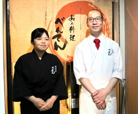 駅近なのに隠れ家的な雰囲気も魅力。店主の金澤亮さん（右）とスタッフの納庄さん