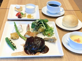 一番人気の「黒毛和牛のハンバーク」（１６５０円、奥のデザートセットは５５０円別途）