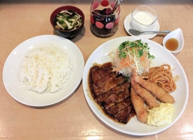 三元豚の旨ダレソテーとエビフライ定食