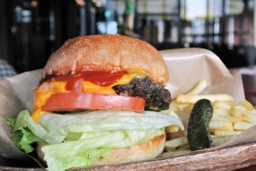 「クラッシッククォーターパウンダーバーガー」（ポテト付き、１６５０円）