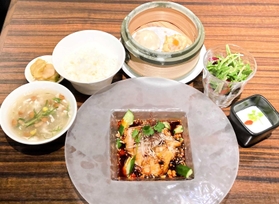 チャイニーズダイニング香膳の「やわらか蒸し鶏　ピリ辛ソースセット」