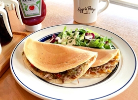 パンケーキに具材を挟んだ「エグスンパンドイッチ」