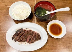 「焼肉　たくちゃん」の赤身ステーキセット