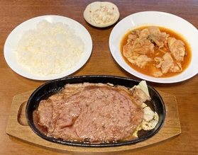 カジュアル食堂ｒｅｓｔ　Ａｄｏｌの「アドルの日替わりランチ」。取材日のメイン「柳」の「鶏モモとシメジのトマト煮込み」と、「桜」の「大牛ステーキ」