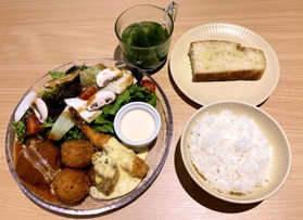 ＫＩＴＣＨＩＮ　ＫＩＮＧの「無添加プレートＢ」（写真は１００円増でご飯と自家製フォカッチャ両方選択）