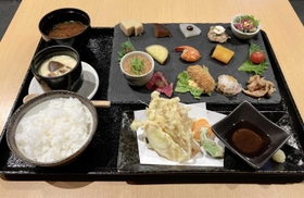 和酒ＢＡＬ　ＫＡＺＵＢＯＮの「平日１０食限定のプレートランチ」