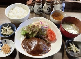ごはんや　あなぐらの「ハンバーグ定食」
