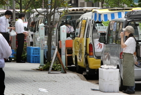 平日のお昼時、三宮のオフィス街には弁当を路上販売する車が列をつくる＝神戸市中央区江戸町（画像の一部を加工しています）