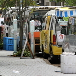 平日のお昼時、三宮のオフィス街には弁当を路上販売する車が列をつくる＝神戸市中央区江戸町（画像の一部を加工しています）
