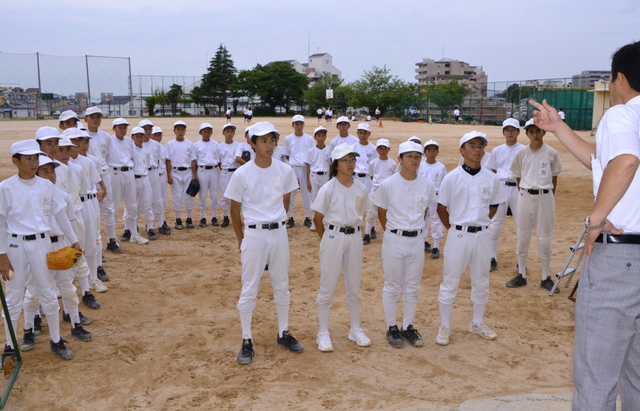 部員４人（前列）が日替わりで主将を務める垂水中野球部＝神戸市垂水区上高丸１、垂水中学校