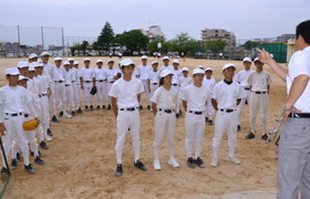 部員４人（前列）が日替わりで主将を務める垂水中野球部＝神戸市垂水区上高丸１、垂水中学校