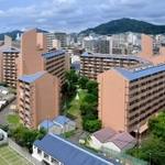 ２０１３年に最高倍率の物件があった兵庫駅西住宅。ＪＲ兵庫駅に近く、単身者向けの部屋が人気という＝神戸市兵庫区駅前通４