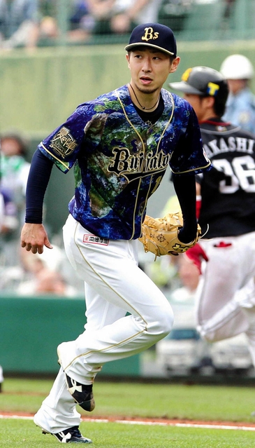 オリックスは「地球柄」。印刷技術の向上でデザインの幅が広がった＝７月５日、ほっともっとフィールド神戸
