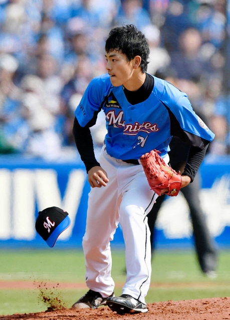 ロッテは千葉・幕張の海をイメージ。京大卒で高砂市出身の田中英祐投手もプロ初登板で着た＝４月２９日、ＱＶＣマリンフィールド