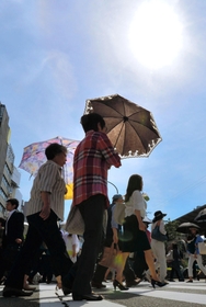 照りつける太陽。熱中症対策は怠りなく－＝神戸市内