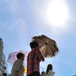 照りつける太陽。熱中症対策は怠りなく－＝神戸市内