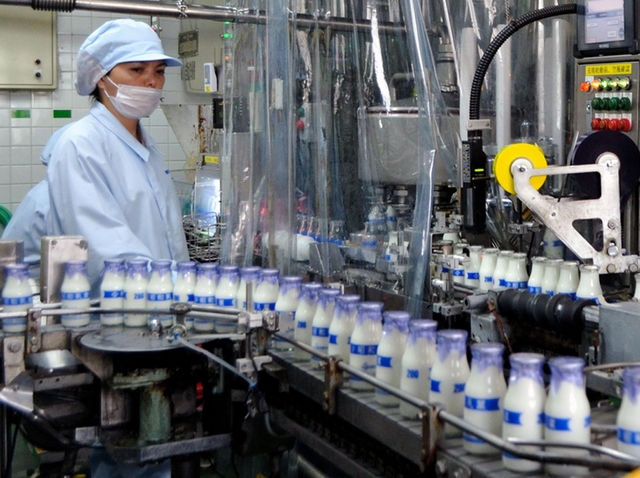 昭和乳業の生産ライン＝尼崎市浜２