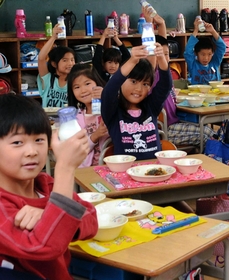 いただきます－。給食の時間が始まり、ビン牛乳を手にする児童＝尼崎市立若葉小学校