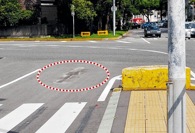 消された直進矢印（赤点線）＝神戸市兵庫区大開通１