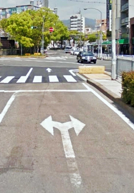 右左折の矢印のすぐ先に直進の矢印の道路標示が設置されていた（グーグル「ストリートビュー」から。（ｃ）Ｇｏｏｇｌｅ）＝神戸市兵庫区大開通１