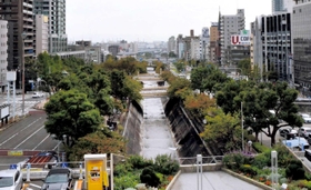 「新生田川」とも呼ばれる現在の生田川＝神戸市中央区、ＪＲ新神戸駅から撮影