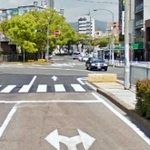 右左折の矢印のすぐ先に直進の矢印の道路標示が設置されていた（グーグル「ストリートビュー」から。（ｃ）Ｇｏｏｇｌｅ）＝神戸市兵庫区大開通１