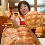 「サンライズ」発祥の金生堂。今は「サンライス」の名前で販売する。隣には「メロンパン」も＝神戸市兵庫区東山町２（撮影・風斗雅博）
