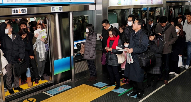 他の鉄道会社より天井が低い車両。混雑の印象を強めているとの指摘も＝神戸市中央区、ポートライナー三宮駅