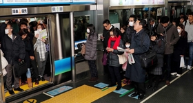 他の鉄道会社より天井が低い車両。混雑の印象を強めているとの指摘も＝神戸市中央区、ポートライナー三宮駅