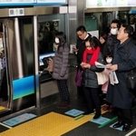他の鉄道会社より天井が低い車両。混雑の印象を強めているとの指摘も＝神戸市中央区、ポートライナー三宮駅