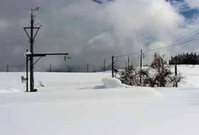 大雪で埋もれたアメダス＝１３日午後、兎和野高原野外教育センター