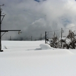 大雪で埋もれたアメダス＝１３日午後、兎和野高原野外教育センター