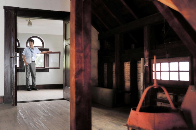 風見鶏の館の屋根裏。薄暗い一角に用途不明の“謎”の小部屋がある＝神戸市中央区北野町３（撮影・大山伸一郎）