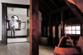 風見鶏の館の屋根裏。薄暗い一角に用途不明の“謎”の小部屋がある＝神戸市中央区北野町３（撮影・大山伸一郎）